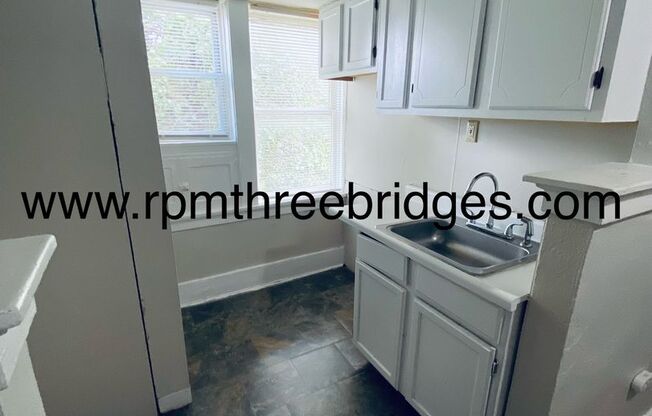 2 beds, 1 bath, 945 sqft, $675, Unit 5444 Beacon, Unit 2N