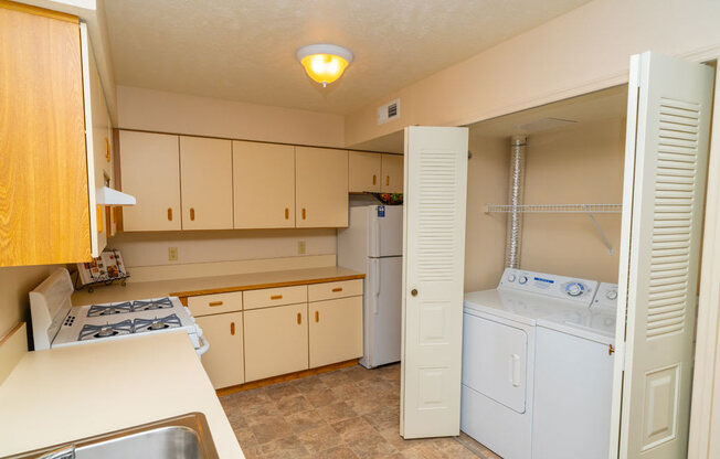 Fully Furnished Kitchen with Appliances at West Hampton Park Apartment Homes, Elkhorn, NE