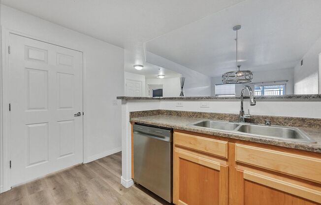 3 beds, 2 baths, $1,700, Unit Unit 1127