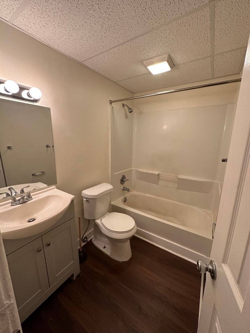 Cozy 2-Bed/1-Bath Duplex: Columbus Comfort