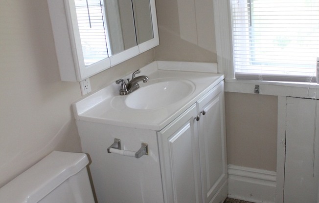 2 beds, 1 bath, 700 sqft, $1,250, Unit 02