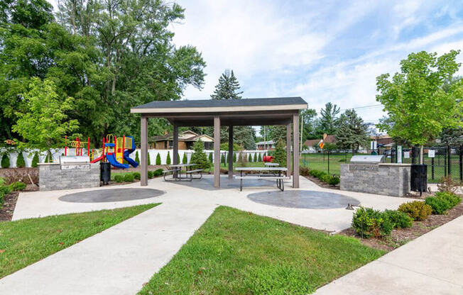 covered picnic area at Grand Rapids Apartments