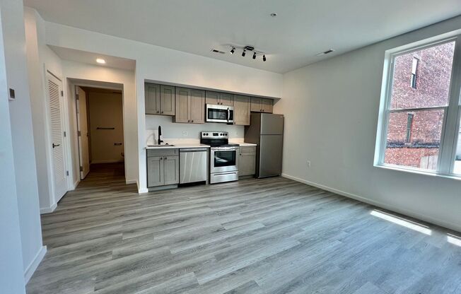 Studio, 1 bath, 450 sqft, $1,372, Unit 204