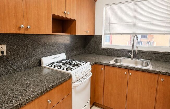 1 bed, 1 bath, 750 sqft, $1,700, Unit B25