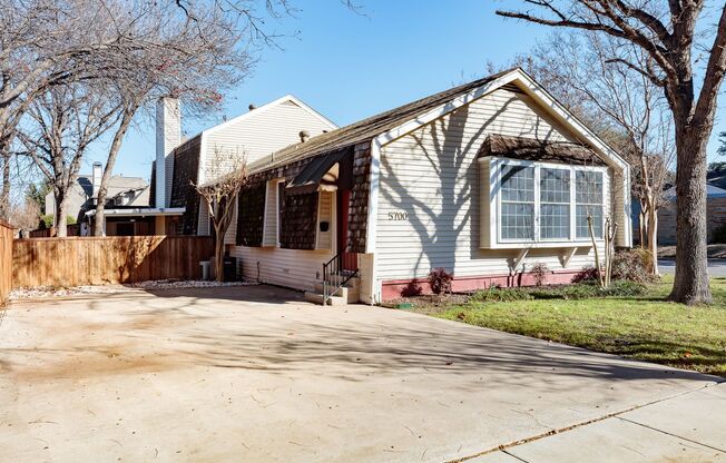 Beautifully renovated 2 bedroom,1 bath duplex in Chamberlain Heights!! LOCATION, LOCATION, LOCATION