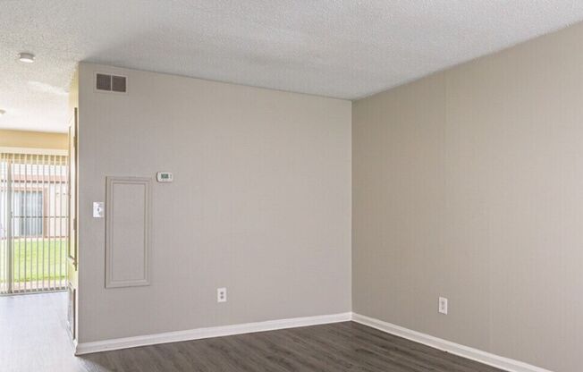 2 beds, 1.5 baths, 976 sqft, $1,250, Unit 200C