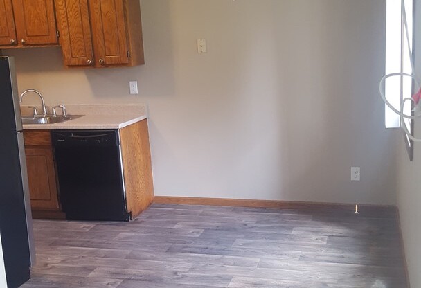 2 beds, 1 bath, 875 sqft, $1,460, Unit 241-102