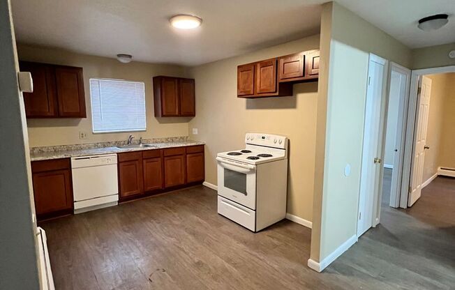 2 beds, 1 bath, $1,200, Unit Apt 4