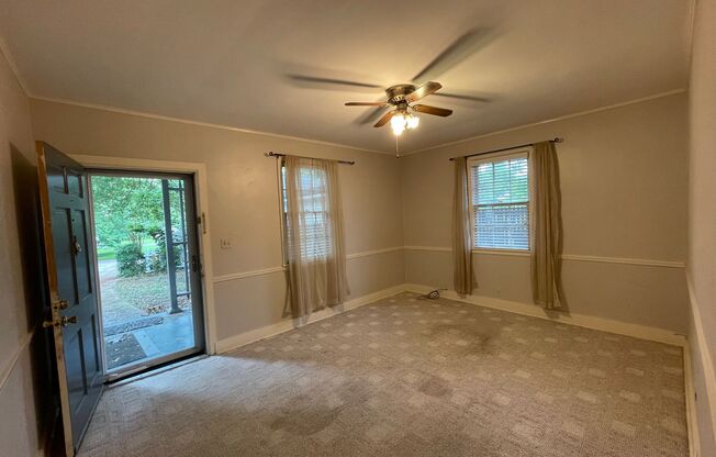 Adorable Cottage in The Hill Area!