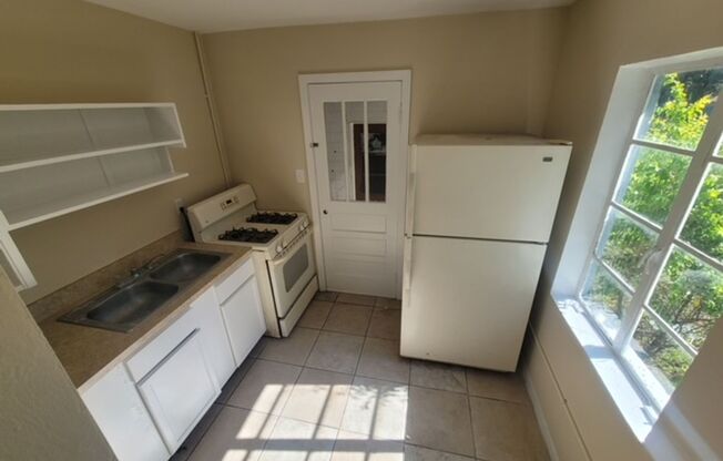 Studio, 1 bath, 500 sqft, $990, Unit Unit 9