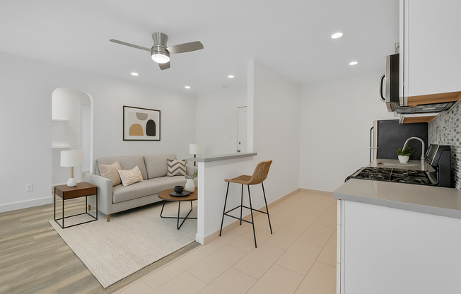 Studio, 1 bath, 490 sqft, $1,420, Unit 307