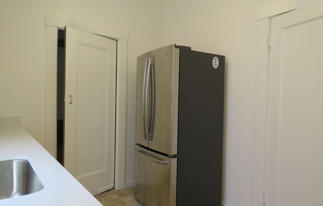 2 beds, 1 bath, $5,800, Unit 610