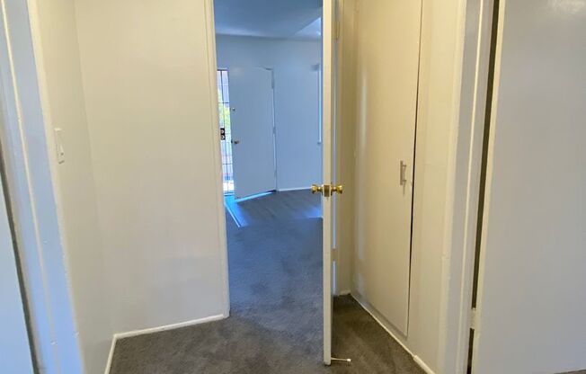 2 beds, 1 bath, 702 sqft, $2,350, Unit B18