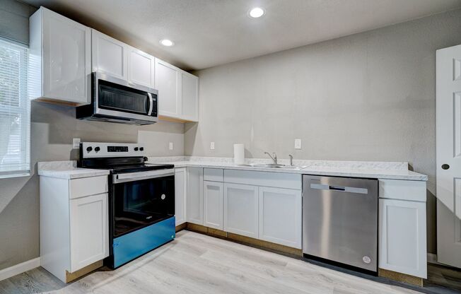 3 beds, 1 bath, $990, Unit Unit 1