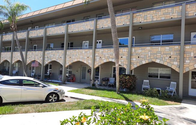 1/1 condo - 55+ community