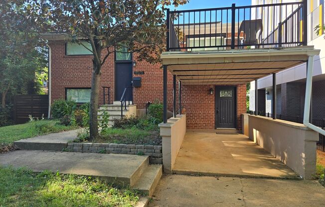 Spacious detached home walking distance to Metro