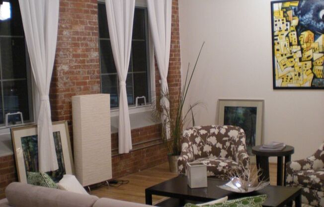 Studio, 1 bath, 980 sqft, $1,960, Unit 320