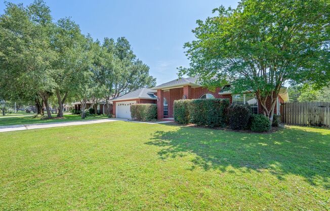 Spacious Home in Navarre!