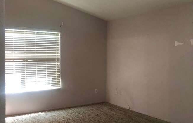 SINGLE STORY, 3 BEDROOM 2 BATH HOME. VAULTED CEILINGS,