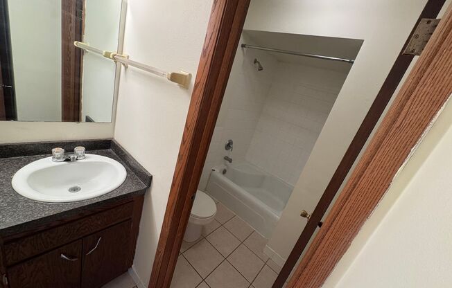 2 beds, 1 bath, $1,125, Unit 5613 Unit 3