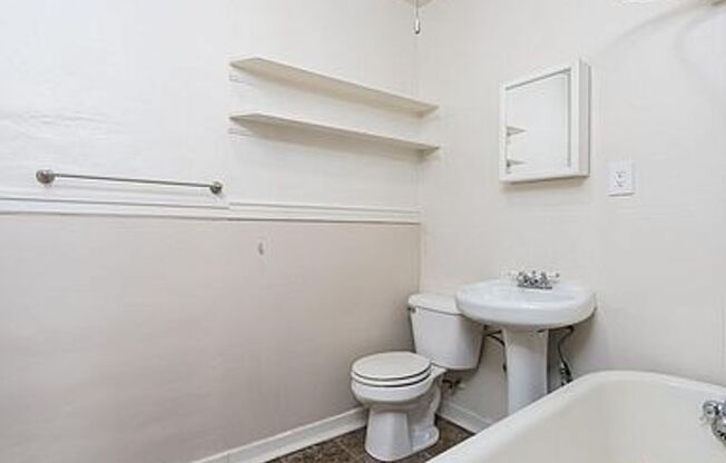 Studio, 1 bath, 400 sqft, $825, Unit 107