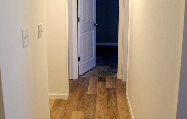 2 beds, 1 bath, 900 sqft, $975, Unit 907 West Crestwood Drive Apt 104