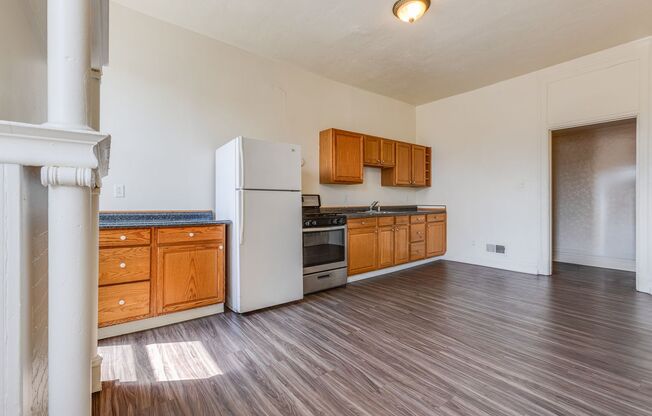 2 beds, 1 bath, $1,100, Unit Apt 2