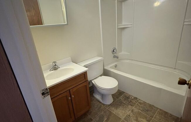 Studio, 1 bath, 300 sqft, $550, Unit 11