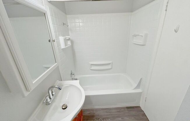 2 beds, 1 bath, 700 sqft, $1,675, Unit C11