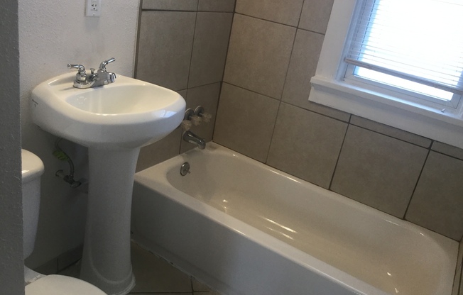 4368-4368A N 17th St