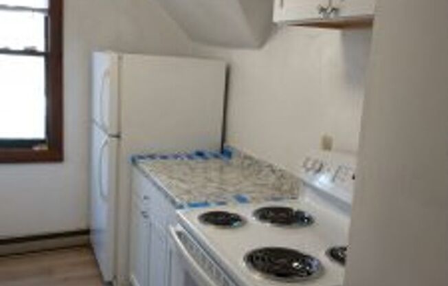 3 beds, 1 bath, $1,700, Unit 702-3