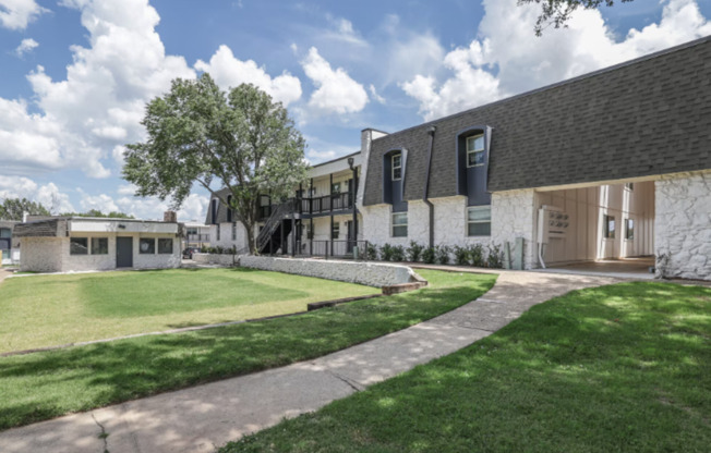 2 beds, 1 bath, 853 sqft, $895