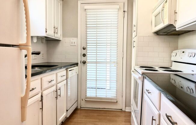 North Campus Condo Near UT – Spacious, Bright & Highly Convenient!