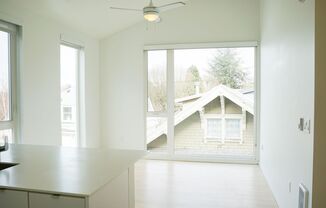 Chic Buckman Studio w/ Vaulted Ceilings, DW & Washer & Dryer!