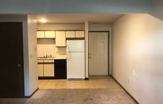 3 beds, 1 bath, 850 sqft, $975