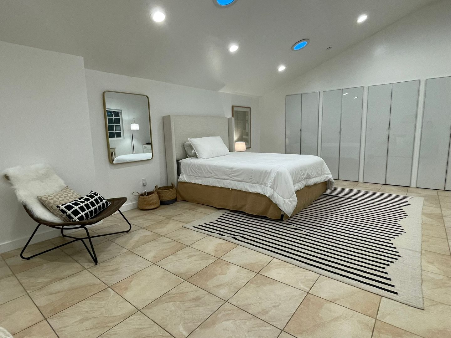 PRIVATE , FURNISHED Beverly Hills Studio Back House ! All utilities included