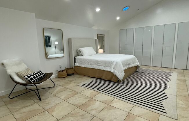 PRIVATE , FURNISHED Beverly Hills Studio Back House ! All utilities included