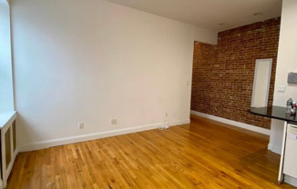 3 beds, 1 bath, $5,400, Unit 2C