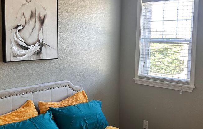 1 bed, 1 bath, 555 sqft, $1,650