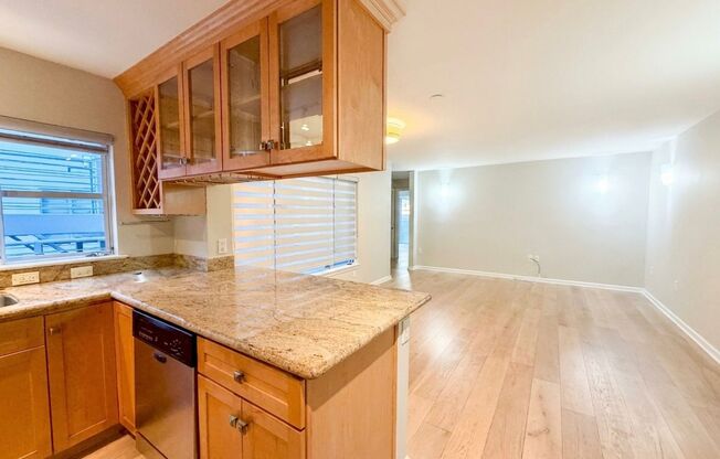 Beautiful 2BR/1BA with Large Private Patio, Parking & Shared Rooftop Deck in Marina