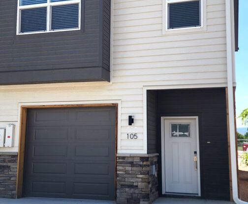 3 beds, 2.5 baths, $2,650, Unit 105