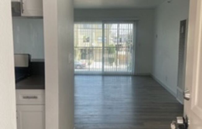 Beautiful 2 bedroom, 2 bathroom apartment in Hawthorne with shared pool, hot tub and private balcony!