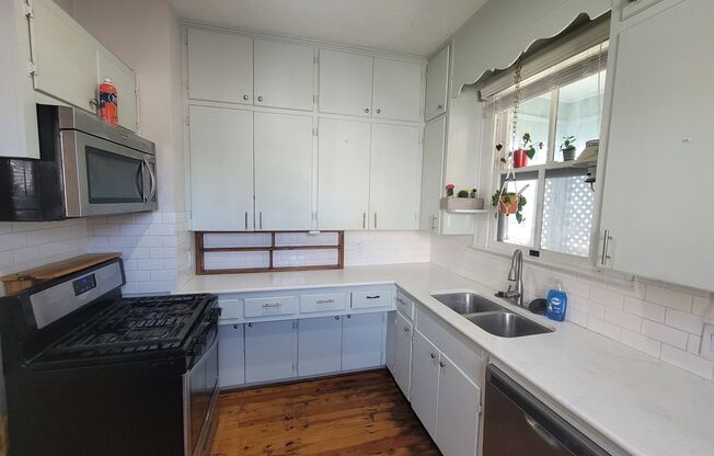 2 beds, 1 bath, $1,500