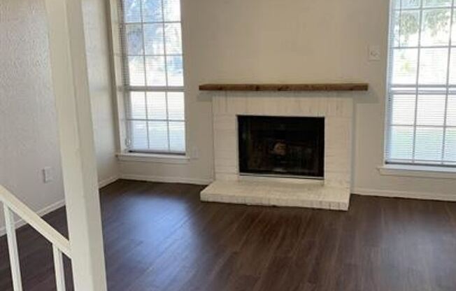 2 bed, 1.5 bath For Lease