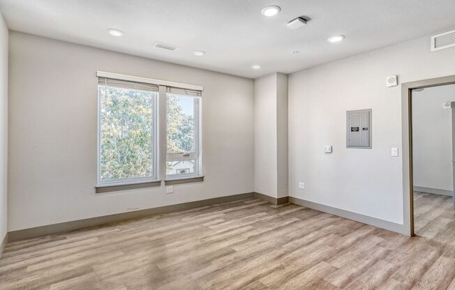 3 beds, 3 baths, 900 sqft, $2,400, Unit 300