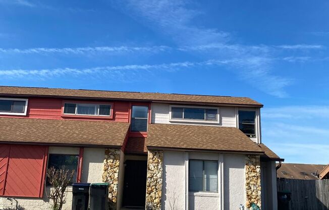 2 bedroom + loft, 2 bathroom townhome near UCF