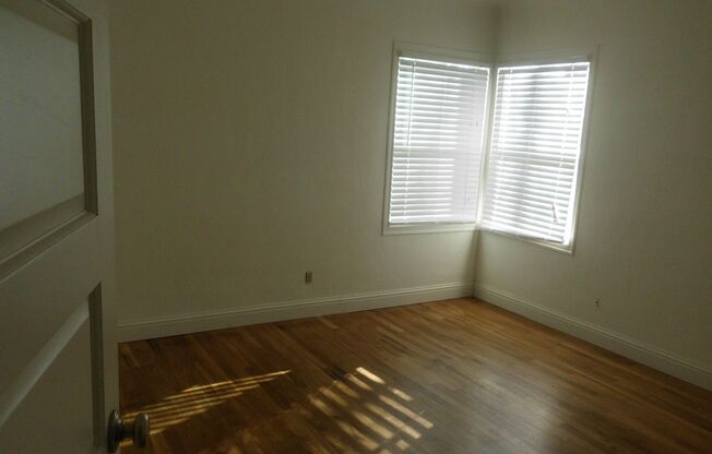 2 beds, 1 bath, $1,500, Unit Front house