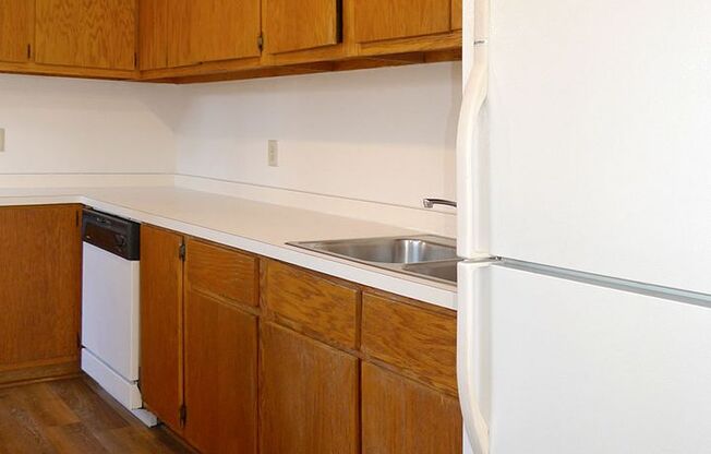 2 beds, 1 bath, 860 sqft, $1,305, Unit 24 - 212