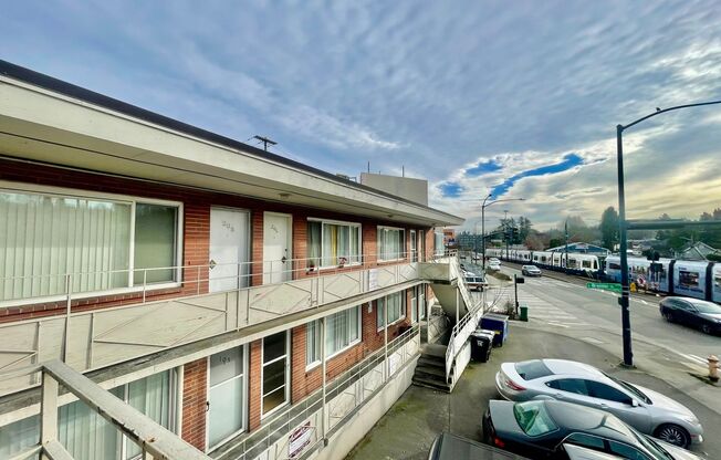 1 bedroom, 1 Bath Apartment in Columbia City! $1300 Per month