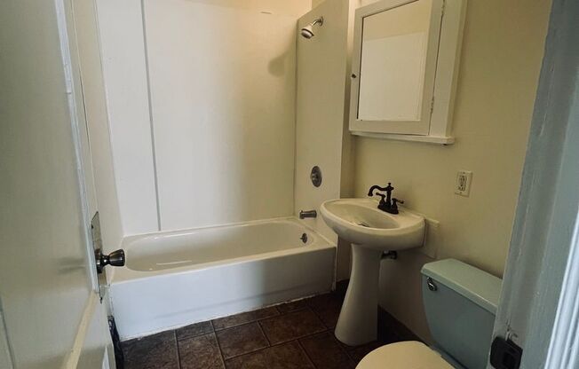 2 beds, 1 bath, $1,200, Unit Upper